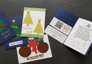 Zdjęcie przedstawia kartki świąteczne, które zostaną dołączone do paczek dla potrzebujących Rodzin.